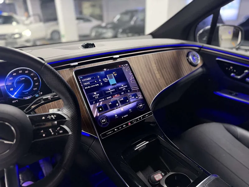 Mercedes-Benz EQE SUV — фото 16