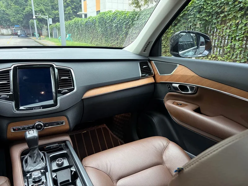 Volvo XC90 — фото 17