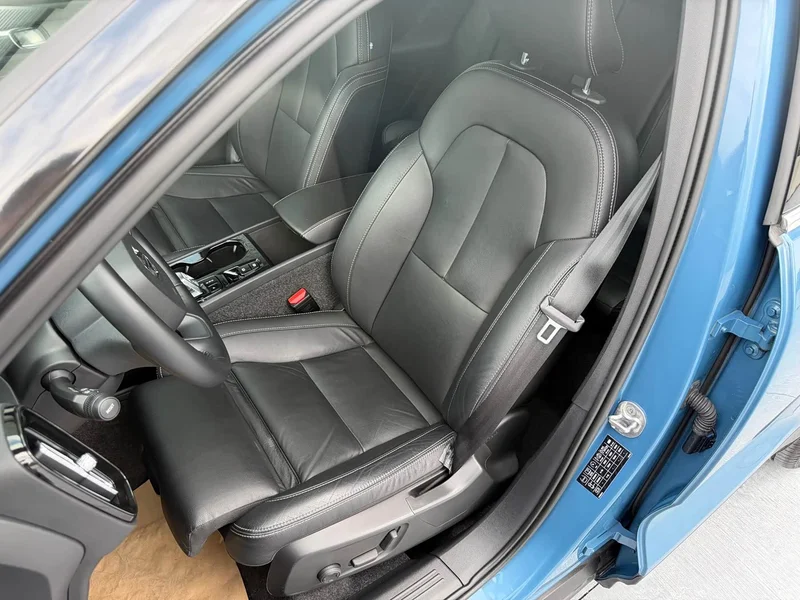 Volvo XC40 — фото 11