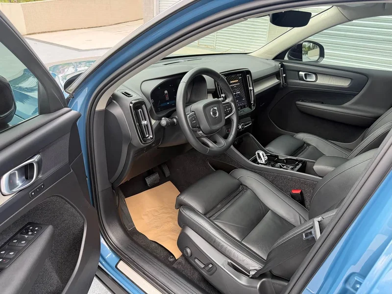 Volvo XC40 — фото 12