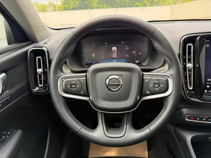 Volvo XC40 — фото 17