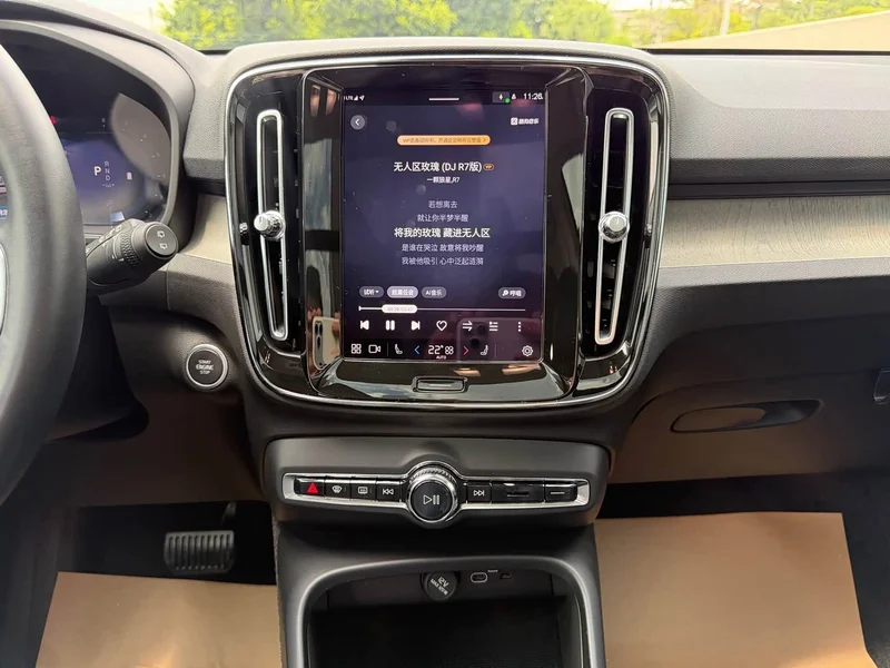 Volvo XC40 — фото 19
