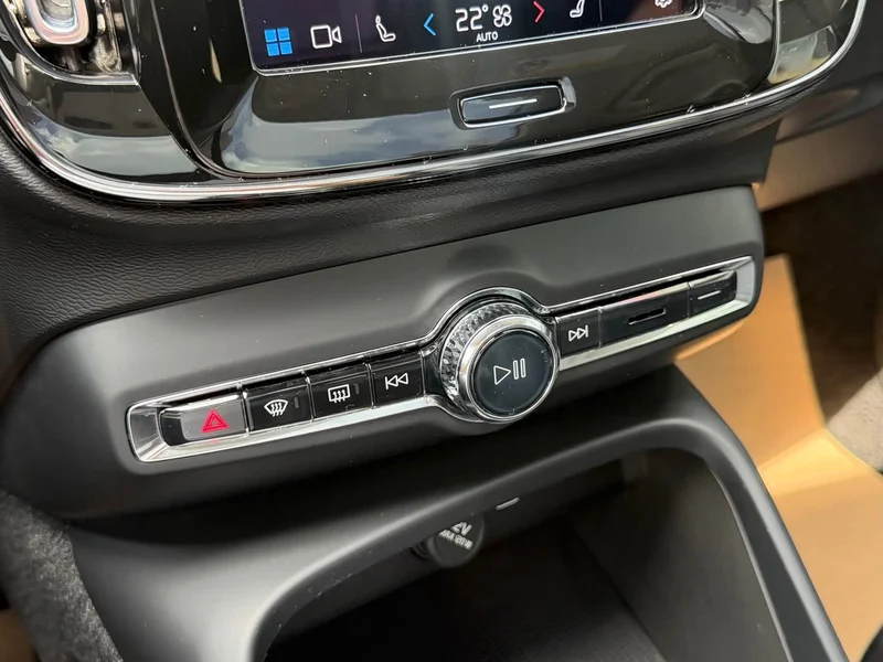 Volvo XC40 — фото 31