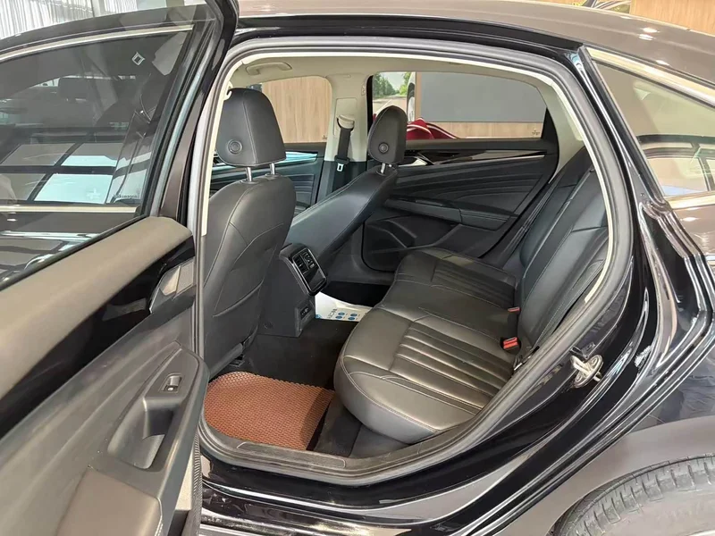 Volkswagen Passat — фото 13