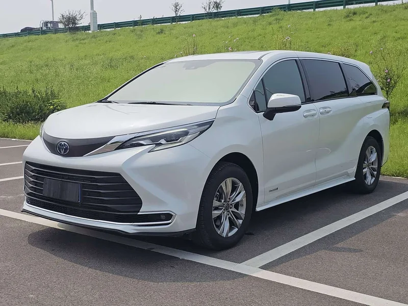 Toyota Sienna — фото 1