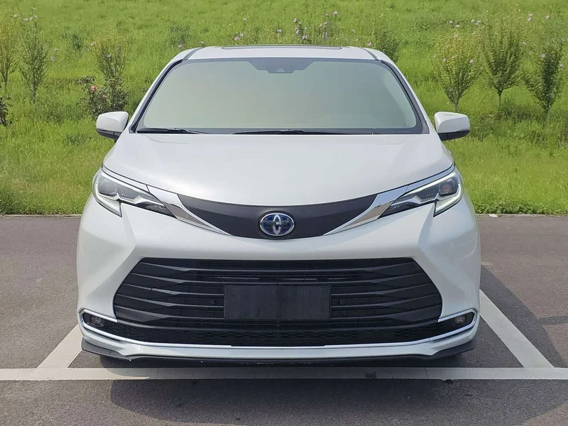 Toyota Sienna — фото 2
