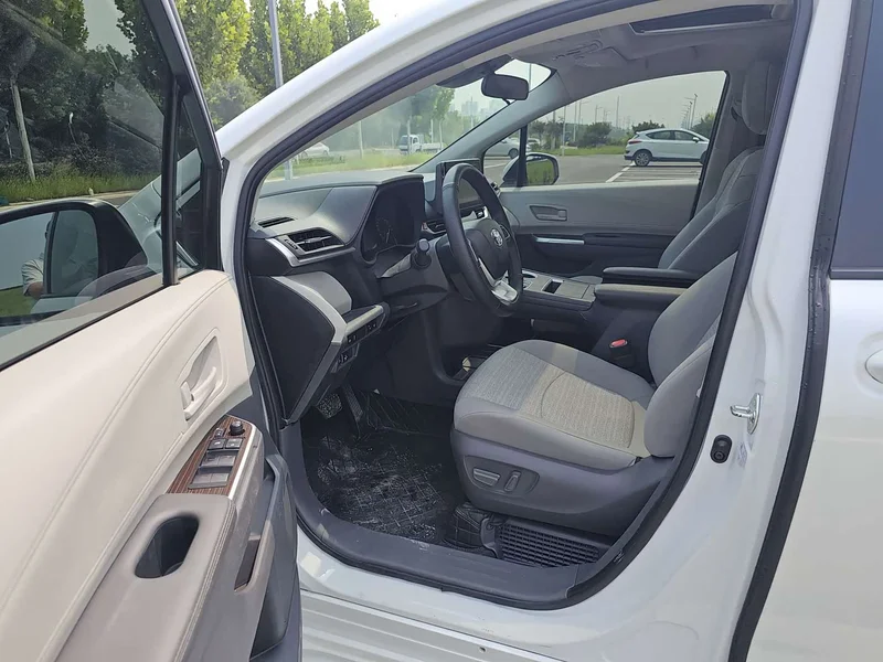Toyota Sienna — фото 4