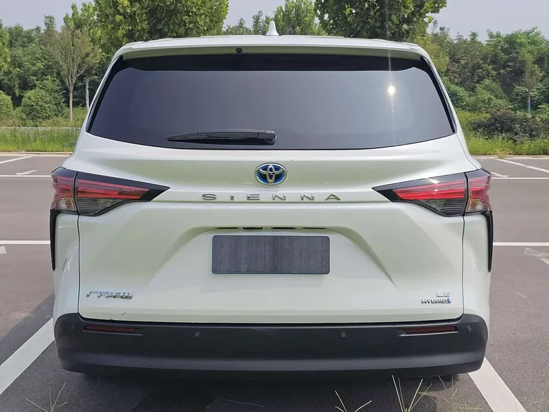 Toyota Sienna — фото 7
