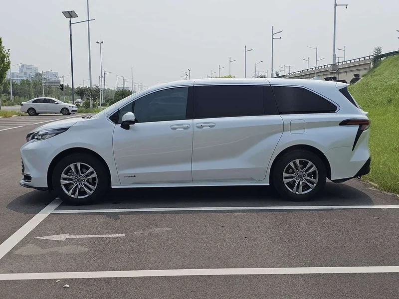 Toyota Sienna — фото 9