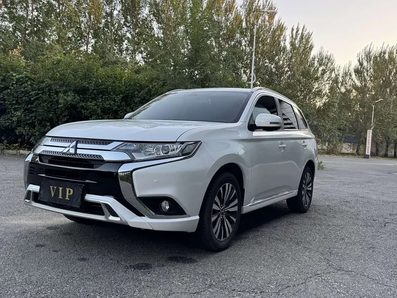 Mitsubishi Outlander — фото 1
