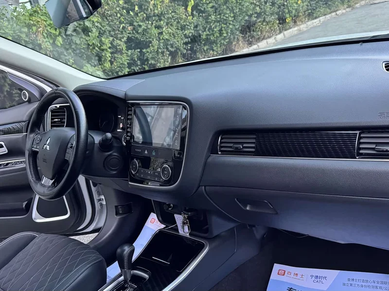 Mitsubishi Outlander — фото 14
