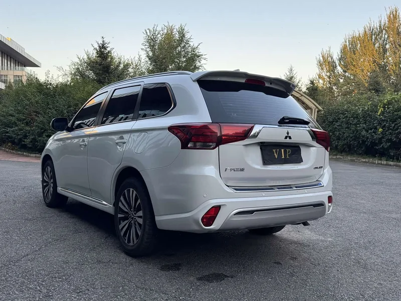 Mitsubishi Outlander — фото 4