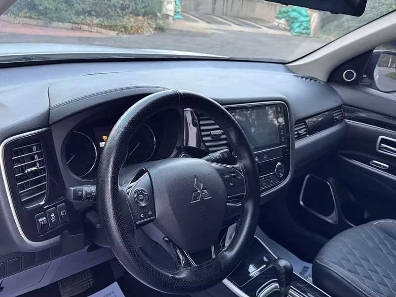Mitsubishi Outlander — фото 10