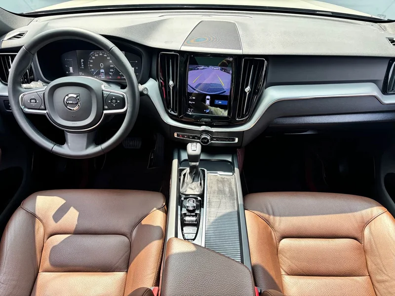 Volvo XC60 — фото 12