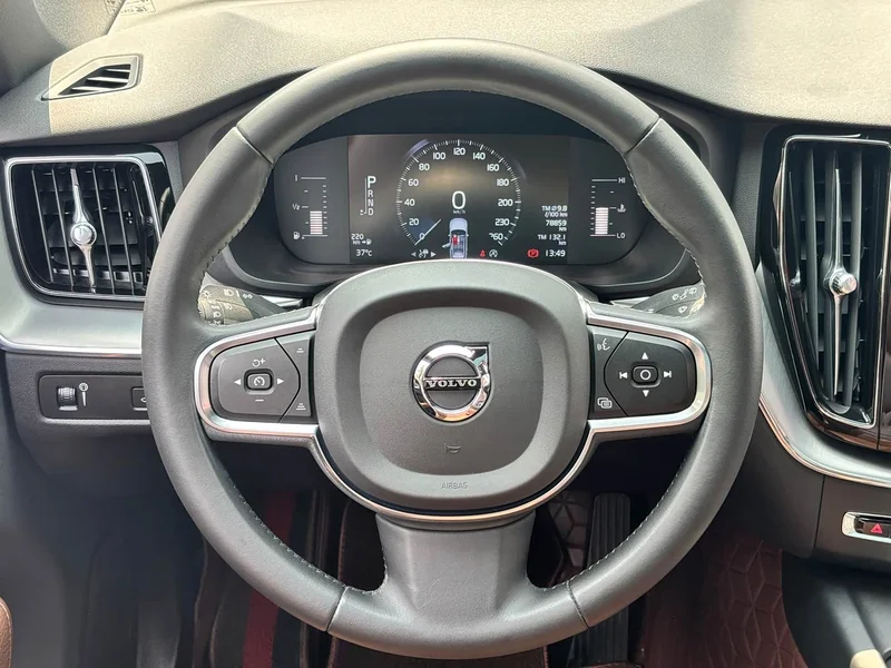 Volvo XC60 — фото 17