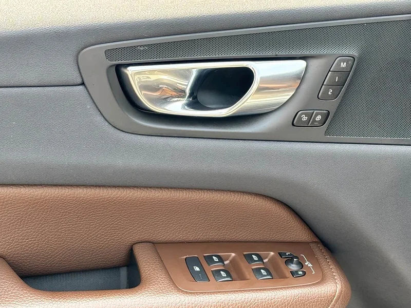 Volvo XC60 — фото 19