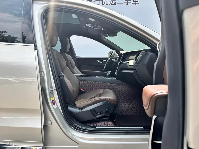 Volvo XC60 — фото 10