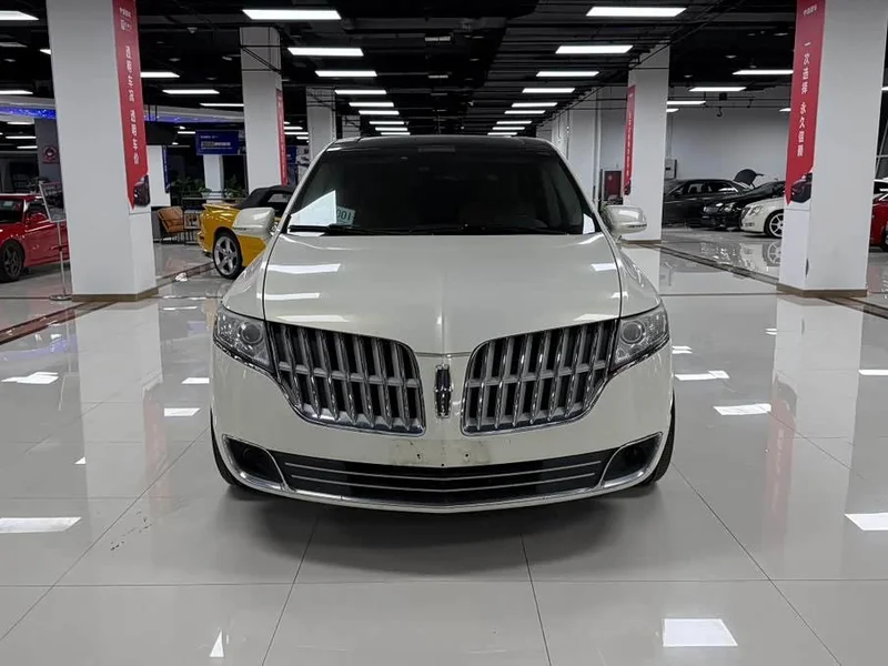 Lincoln MKT — фото 11