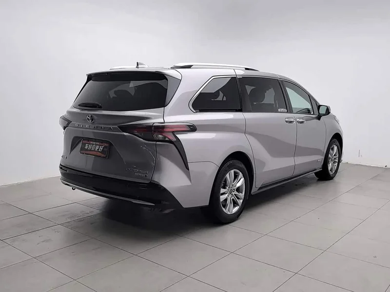Toyota Sienna — фото 2