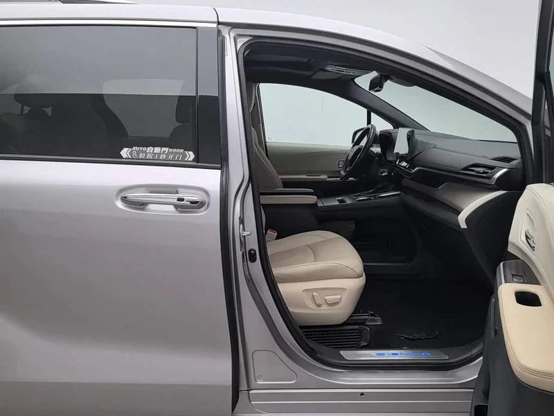 Toyota Sienna — фото 23