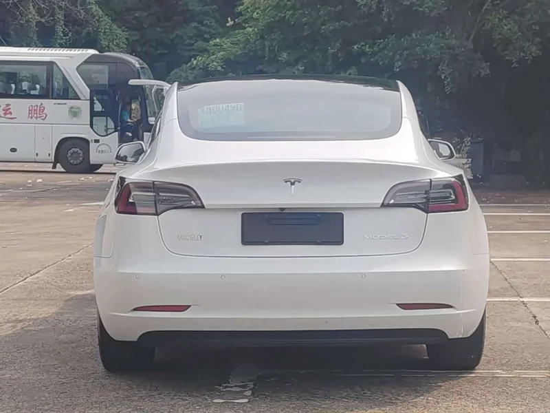 Tesla Model 3 — фото 12