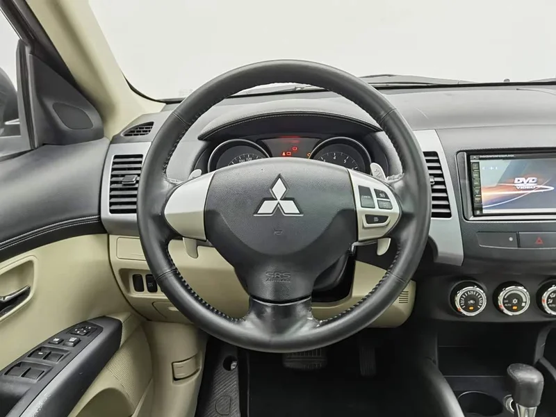 Mitsubishi Outlander — фото 11