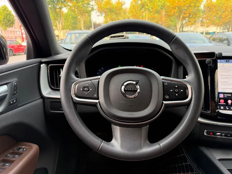 Volvo XC60 — фото 12