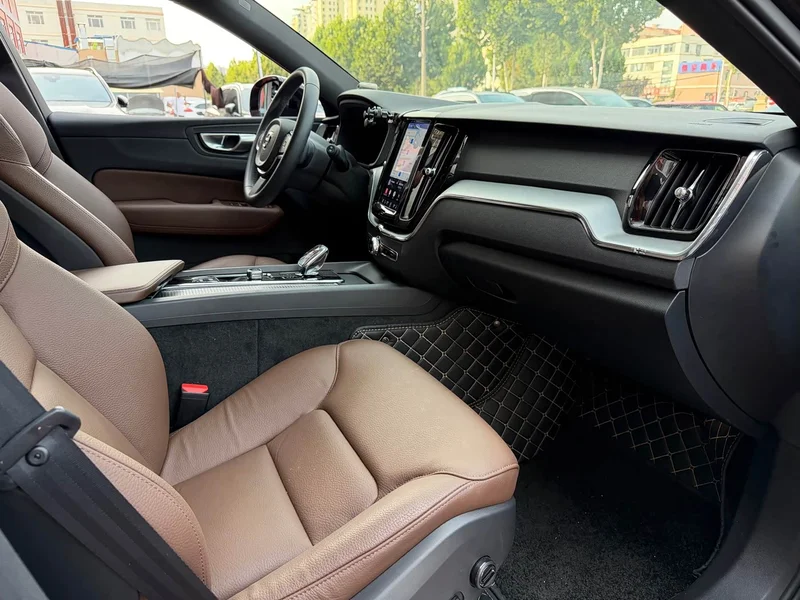 Volvo XC60 — фото 14