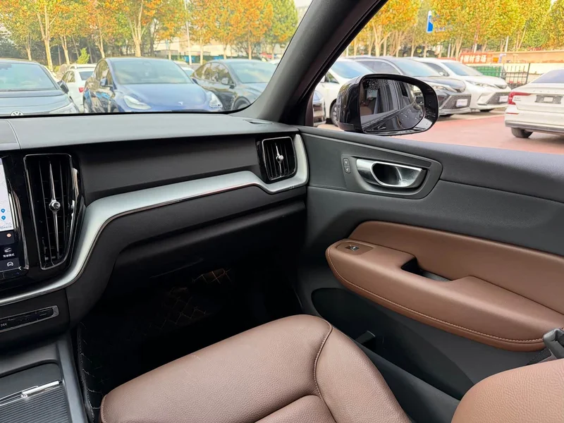 Volvo XC60 — фото 10