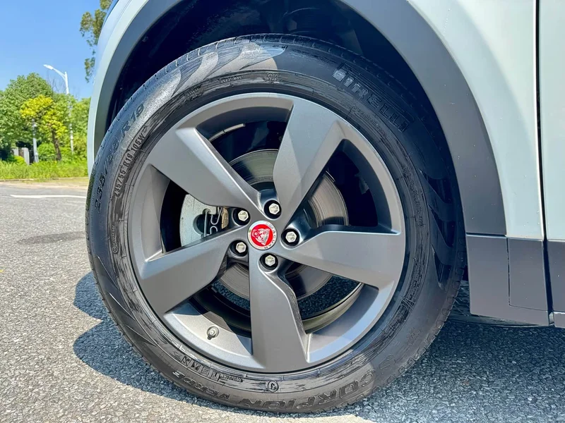 Jaguar E-PACE — фото 16