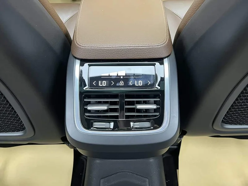 Volvo XC90 — фото 19