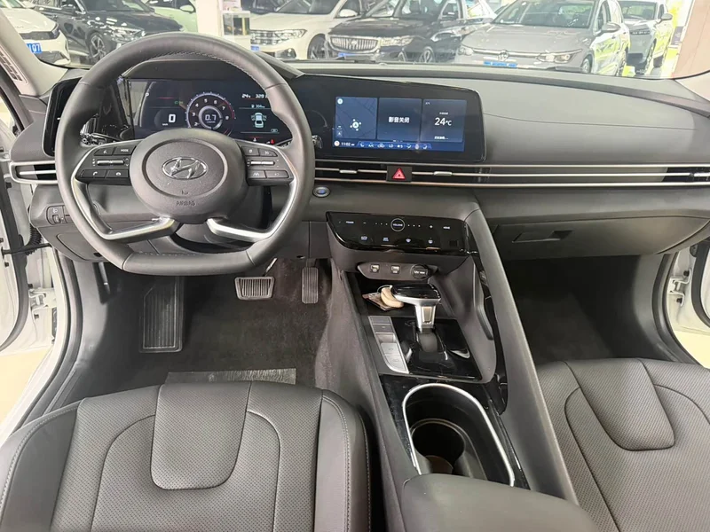 Hyundai Elantra — фото 16