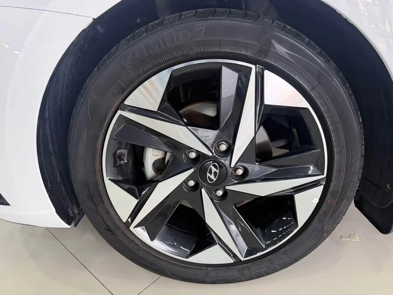 Hyundai Elantra — фото 19