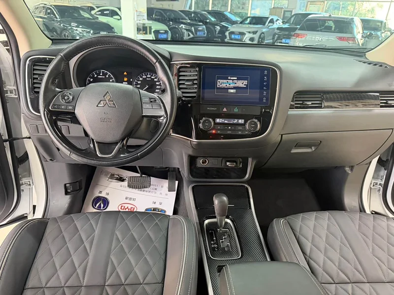 Mitsubishi Outlander — фото 18