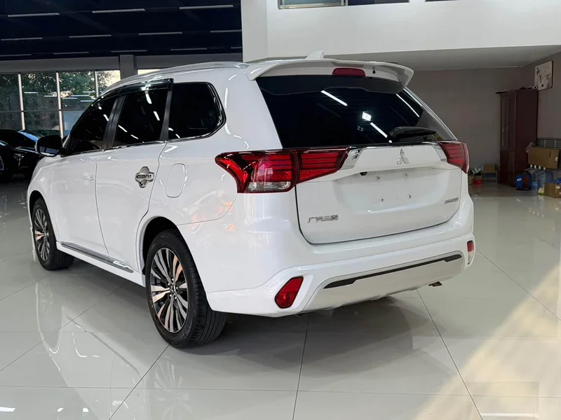 Mitsubishi Outlander — фото 4