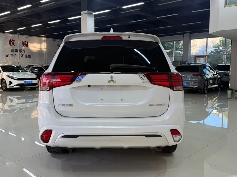 Mitsubishi Outlander — фото 5