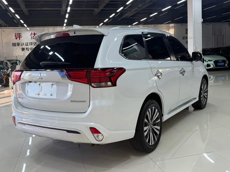 Mitsubishi Outlander — фото 6