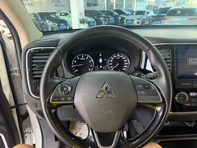 Mitsubishi Outlander — фото 9