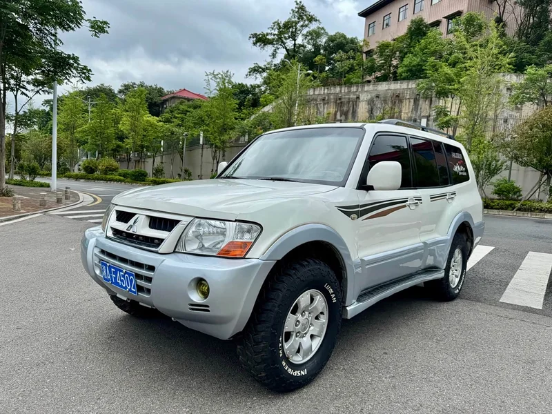 Mitsubishi Pajero — фото 1