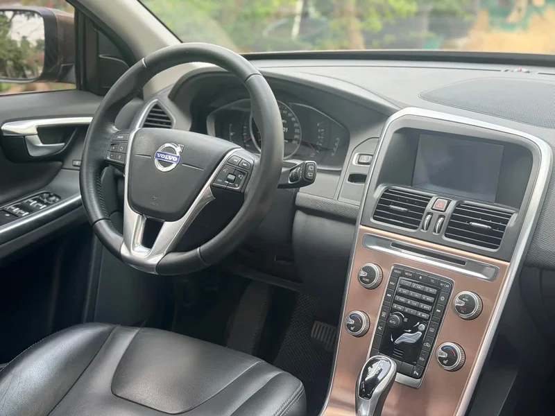 Volvo XC60 — фото 12