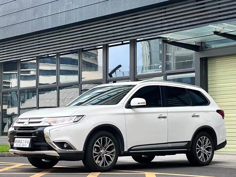 Mitsubishi Outlander — фото 1