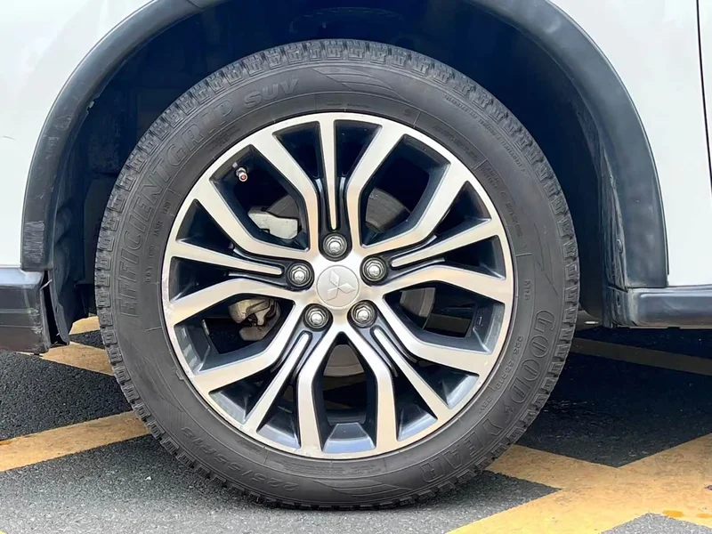 Mitsubishi Outlander — фото 14