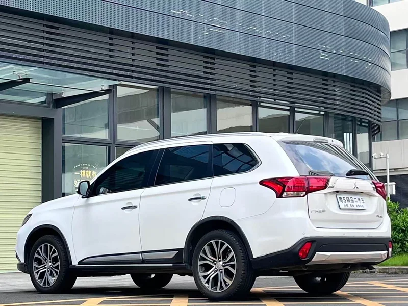 Mitsubishi Outlander — фото 5