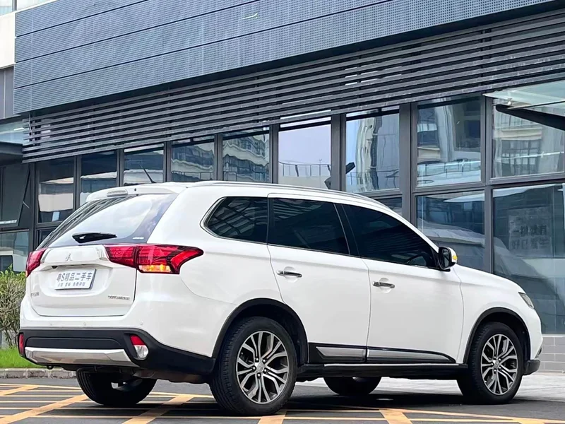 Mitsubishi Outlander — фото 6