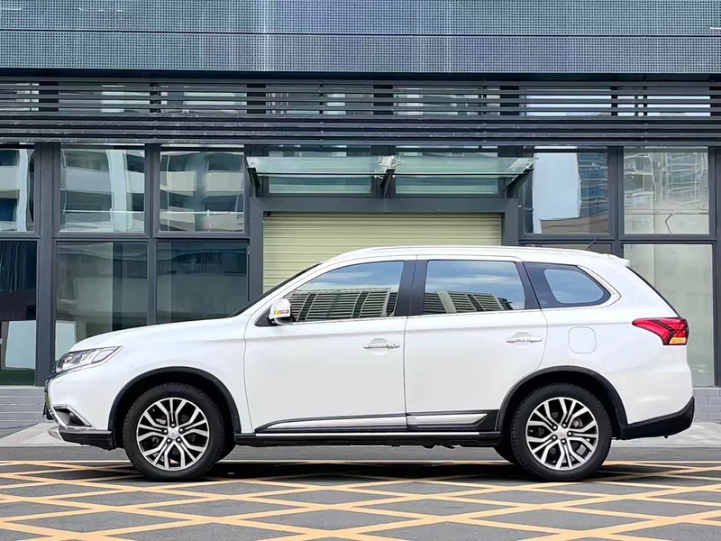 Mitsubishi Outlander — фото 8