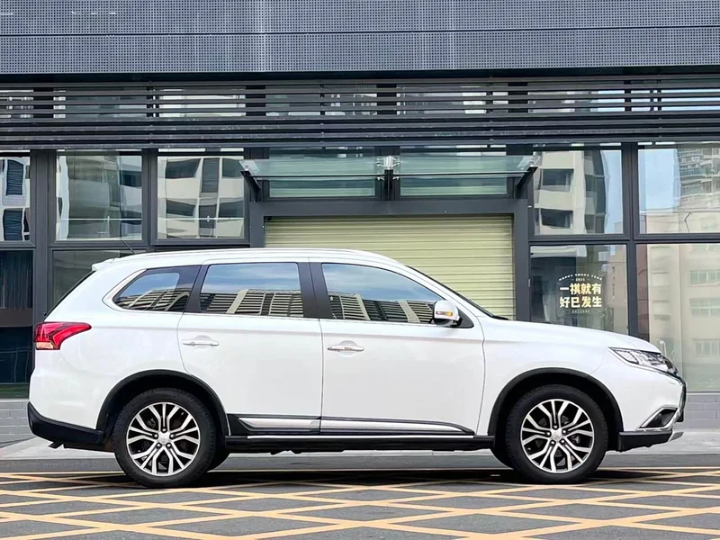 Mitsubishi Outlander — фото 9
