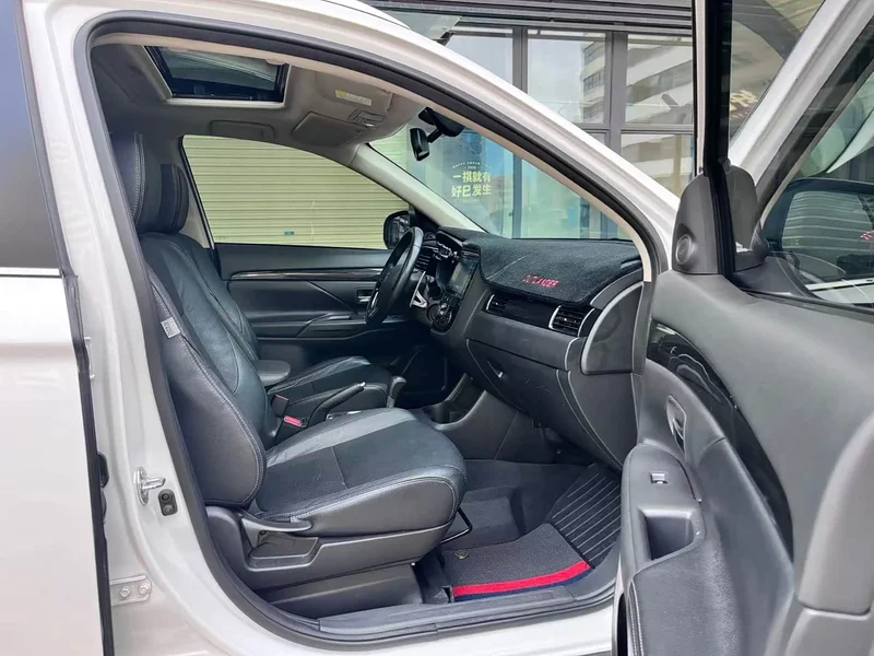 Mitsubishi Outlander — фото 10