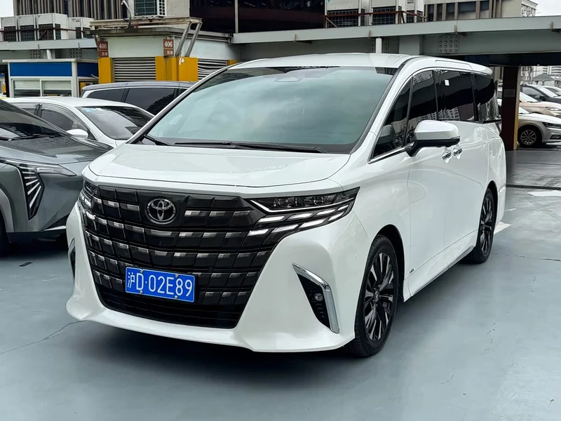 Toyota Alphard — фото 1