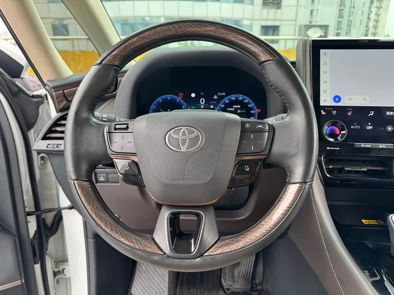 Toyota Alphard — фото 17