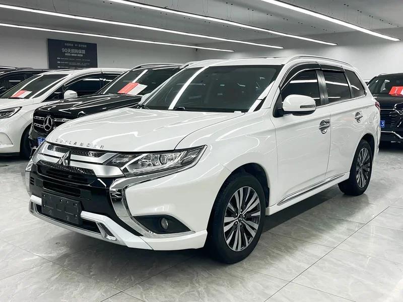 Mitsubishi Outlander — фото 1